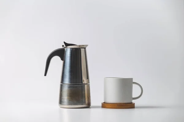 Moka demliği ve kahve fincanını izole et.