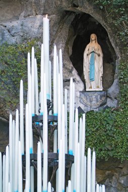 Fransa 'daki Lourdes Tapınağı' nın hayaletlerindeki bakirenin görüntüsü.