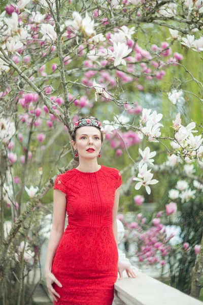 Porträt Einer Brünetten Einem Roten Kleid Einem Garten Blühender Magnolien — Stockfoto
