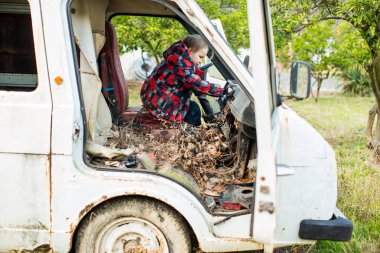 Terk edilmiş bir araba içinde küçük bir çocuk