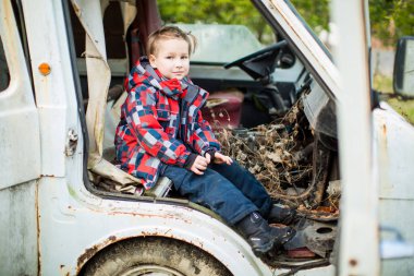 Terk edilmiş bir araba içinde küçük bir çocuk
