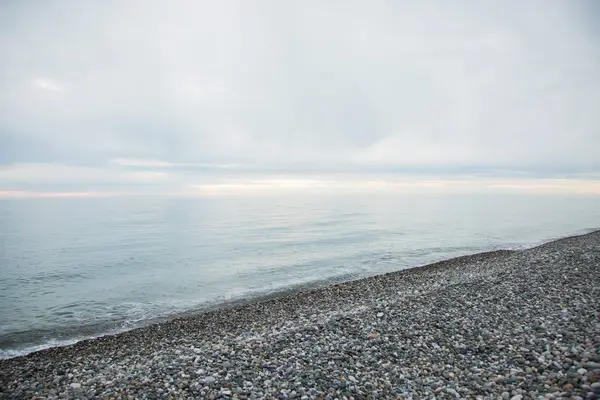 小石のビーチに沈む夕日 — ストック写真