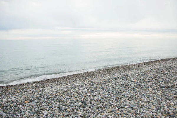 小石のビーチに沈む夕日 — ストック写真