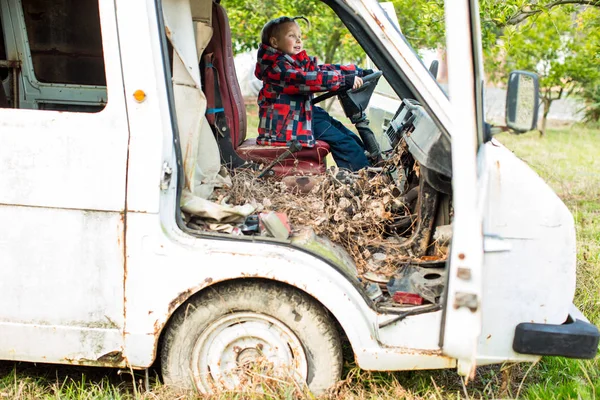 Terk edilmiş bir araba içinde küçük bir çocuk