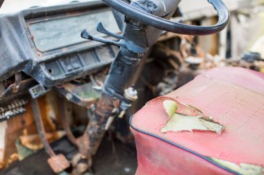 eski araba taksi: direksiyon simidi ve kırmızı koltuk