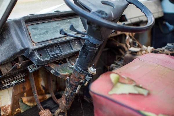 eski araba taksi: direksiyon simidi ve kırmızı koltuk