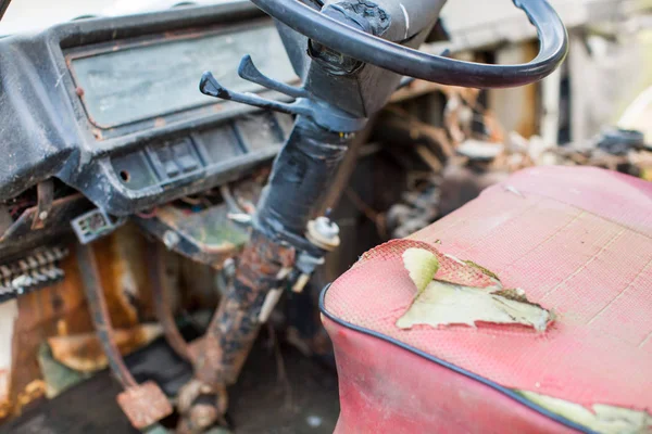 eski araba taksi: direksiyon simidi ve kırmızı koltuk