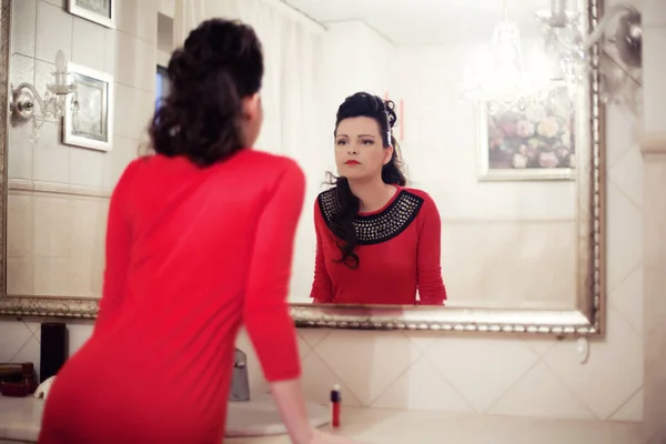 Brünette Mit Lockigem Haar Roten Kleid Schaut Den Spiegel — Stockfoto