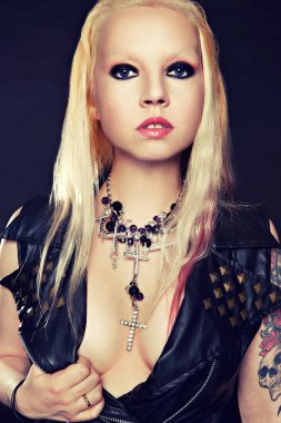 Gotik bir korse ve süs eşyaları genç bir sarışın çıplak onun meme