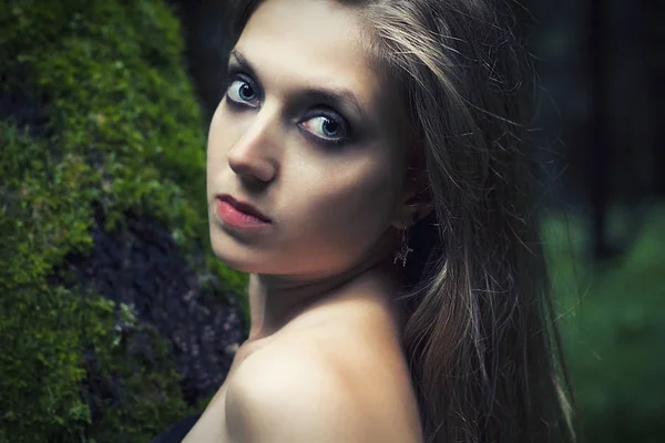 森林里有黑色化妆的女孩的肖像 — 图库照片