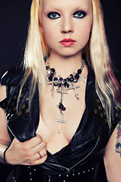 Een Jonge Blonde Een Gotische Korset Ornamenten Kaal Haar Borst — Stockfoto