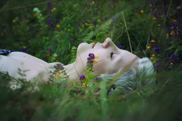 Portrait Une Jeune Fille Blonde Allongée Sur Une Herbe Forestière — Photo