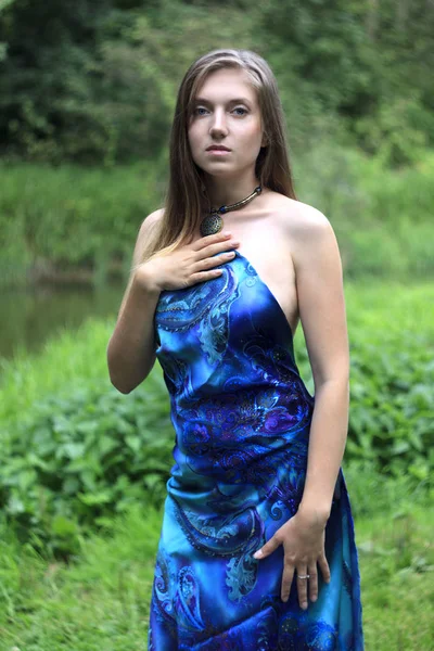 Ritratto Una Ragazza Vestita Blu Nel Mezzo Prato — Foto Stock