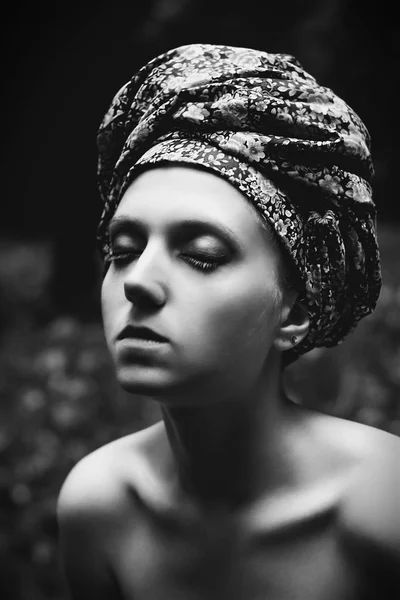 Portrait Girl Turban Meadow — Stock Photo, Image