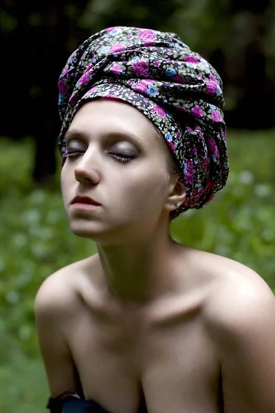 Portrait Girl Turban Meadow — Stock Photo, Image