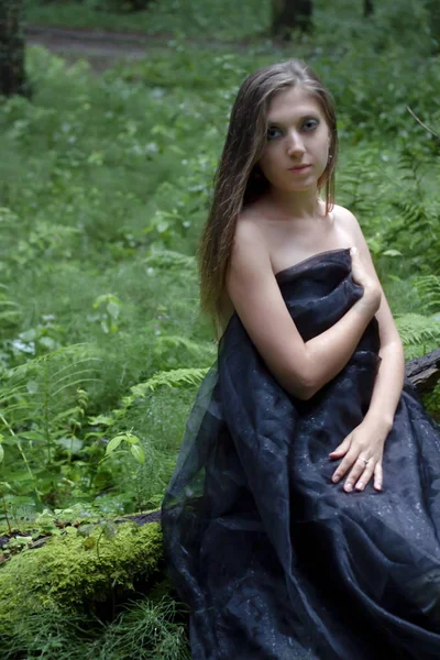 Ragazza Seduta Nella Foresta Con Vestito Nero Tronco — Foto Stock