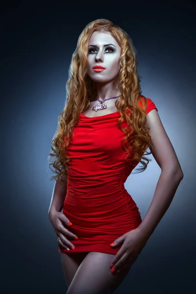 Ανάπτυξη Πορτρέτο Του Μια Νεαρή Ξανθιά Ένα Κοντό Κόκκινο Φόρεμα — Φωτογραφία Αρχείου