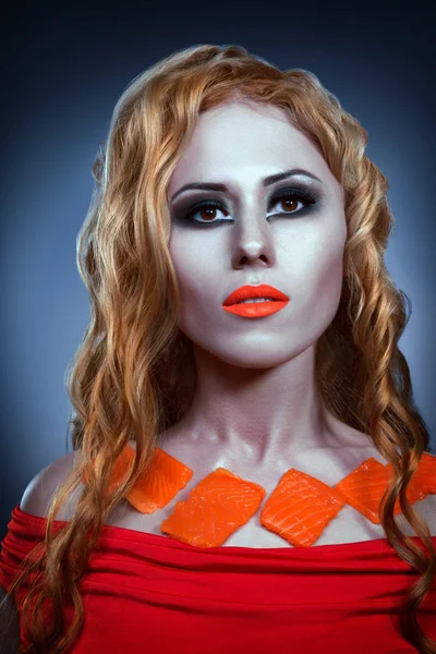 Portrait Une Blonde Avec Maquillage Lumineux Des Morceaux Saumon Cru — Photo