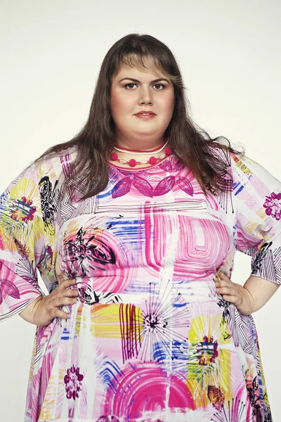 çok şişman kadın artı boyutu renkli rengarenk giysili