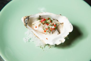 İstiridye otlar ve bir kabuk buz üzerinde servis biber ile