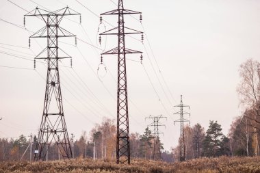 Alanında elektrik kuleleri