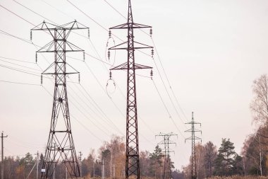 Alanında elektrik kuleleri