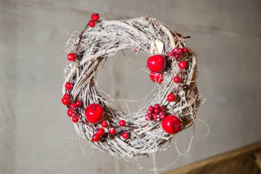 Noel çelenk twigs, elma ve üvez meyveleri ile dekore edilmiş