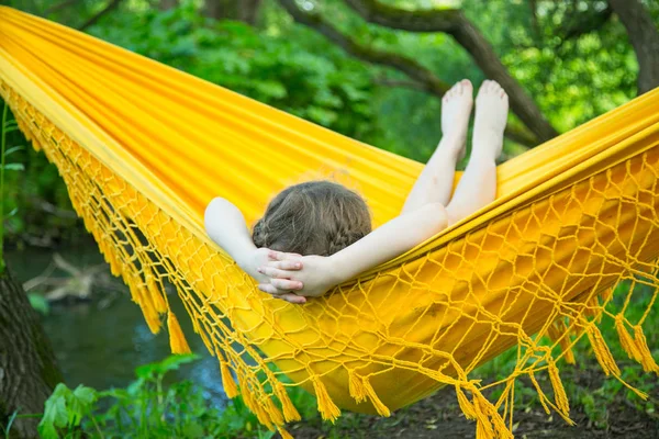 bir hamakta yatan küçük kız