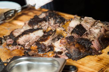 Büyük parça kızarmış et dilimlenmiş