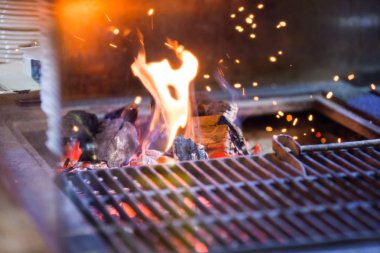 Bir açık firebox ateş yakar