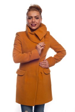 Sarışın bir turuncu ceket düğmeleri ve büyük cepleri olan