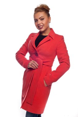 Pembe bir ceket düğmeleri ve bir kemer ile sarışın