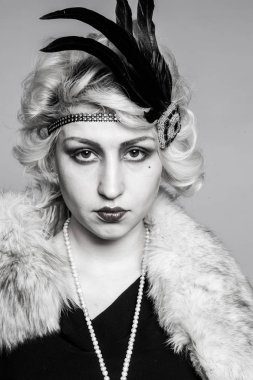 Siyah ve beyaz tüyler ve dantel eldiven ile şapkalı bir kız portresi