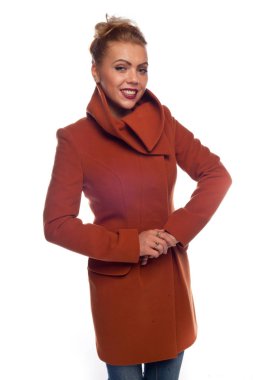 Sarışın büyük bir yaka ve cepler ile kırmızı paltolu