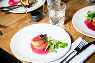 Suşi balık ve mermer sığır eti