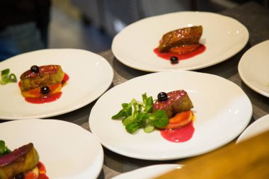 Suşi balık ve mermer sığır eti