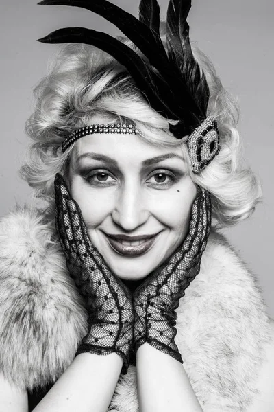 Siyah ve beyaz tüyler ve dantel eldiven ile şapkalı bir kız portresi