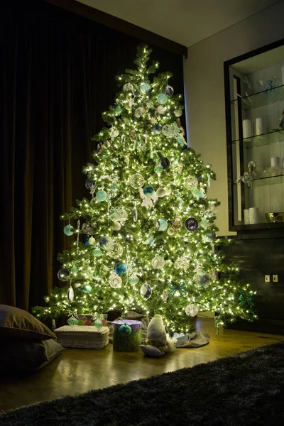 Hoher Weihnachtsbaum Mit Ornamenten Und Girlanden — Stockfoto