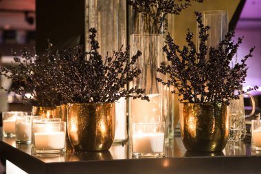 Mum yüksek şamdanlar ve yapay buket