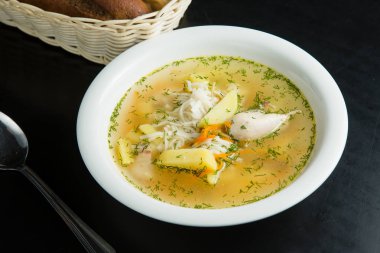 Yeşiller ve tavuk ile erişte