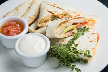 Sebze ile doldurulmuş Pide