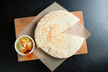 Dilim taze pide ve sos