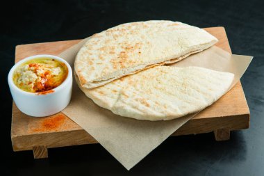 Dilim taze pide ve sos