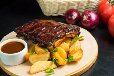 Kızarmış kaburga ve patates kızartması