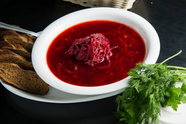 Borsch pancar ve taze yeşillik ile
