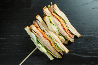 Farklı dolguları ile kapalı üçgen sandviç