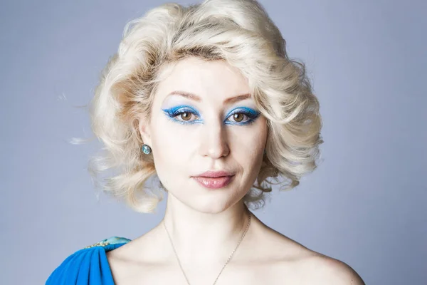 Portrait Une Jeune Blonde Robe Bleue Avec Maquillage Bleu — Photo