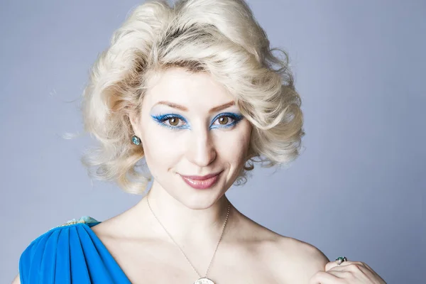 Portrait Une Jeune Blonde Robe Bleue Avec Maquillage Bleu — Photo