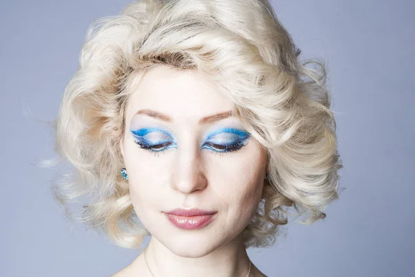 Portrait Une Jeune Blonde Robe Bleue Avec Maquillage Bleu — Photo