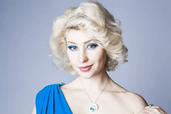 Portrait Une Jeune Blonde Robe Bleue Avec Maquillage Bleu — Photo